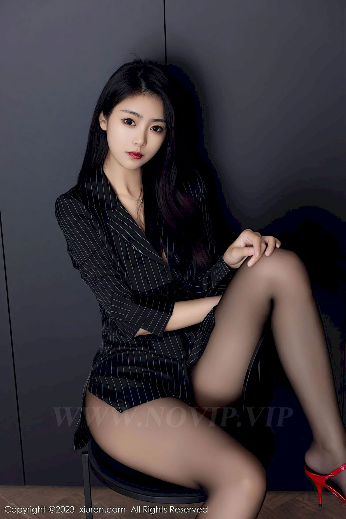 图片[25]-[秀人XiuRen] No.6677 模特可乐Vicky – 条纹上衣+魅惑黑丝性感写真-御萝部落