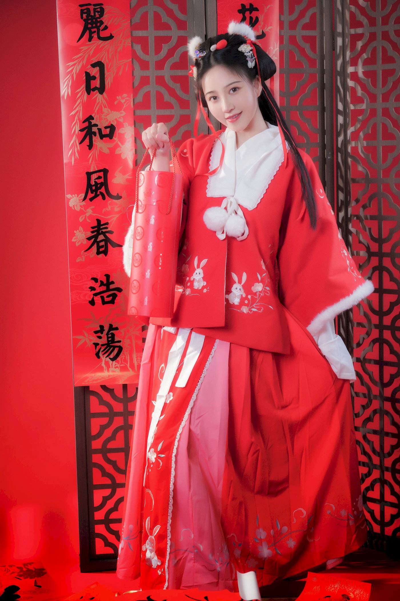 网络美女Nnian红色古典服饰龙年吉祥主题