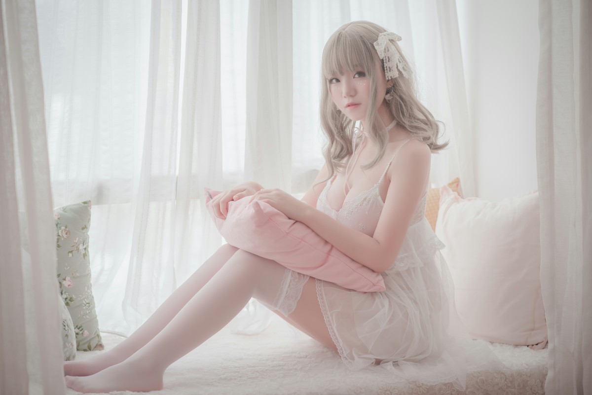 图片[2]-性感人气COSER Yoko宅夏Cos – 白色丝质连衣裙 – COSPLAY-御萝部落