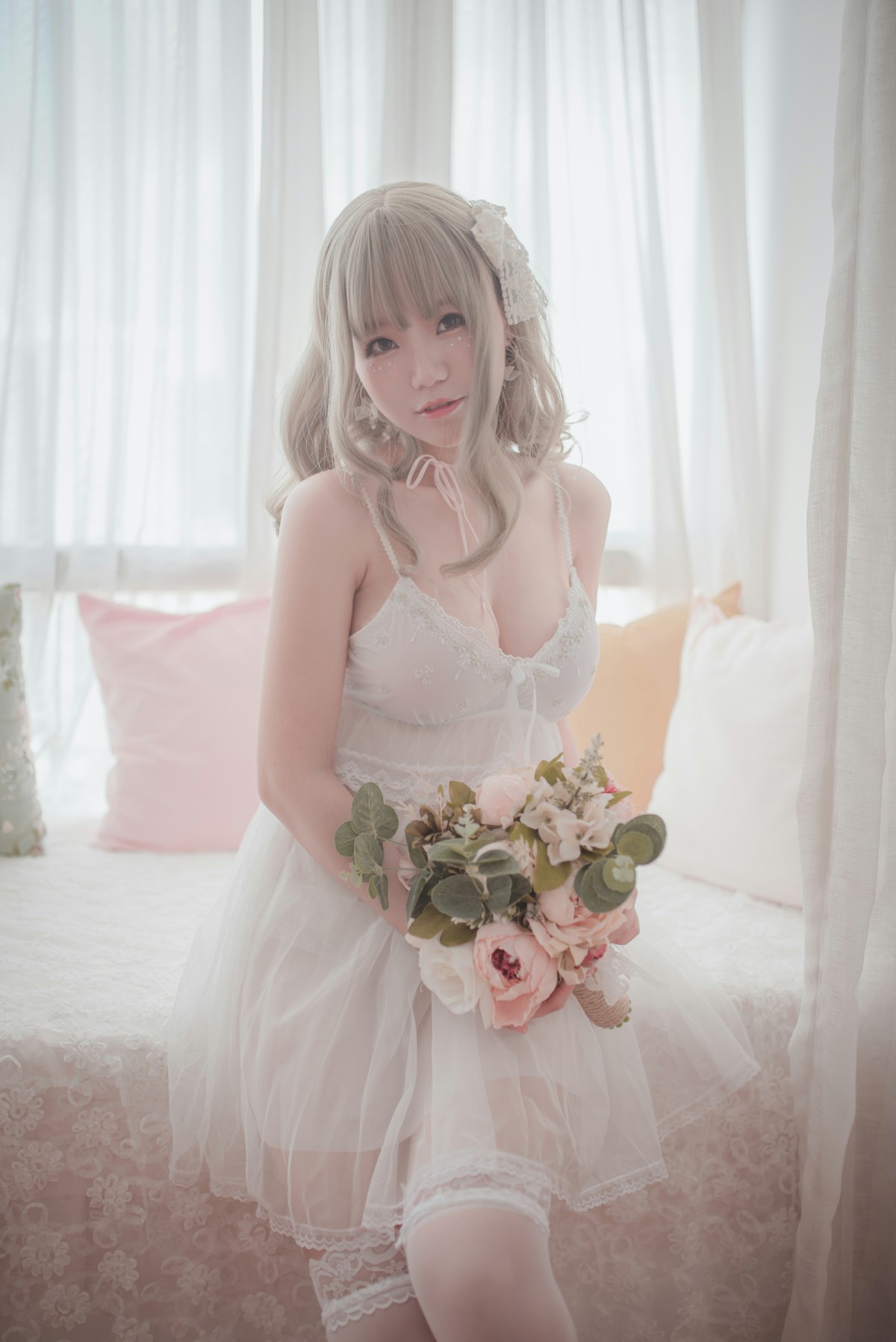 图片[6]-性感人气COSER Yoko宅夏Cos – 白色丝质连衣裙 – COSPLAY-御萝部落