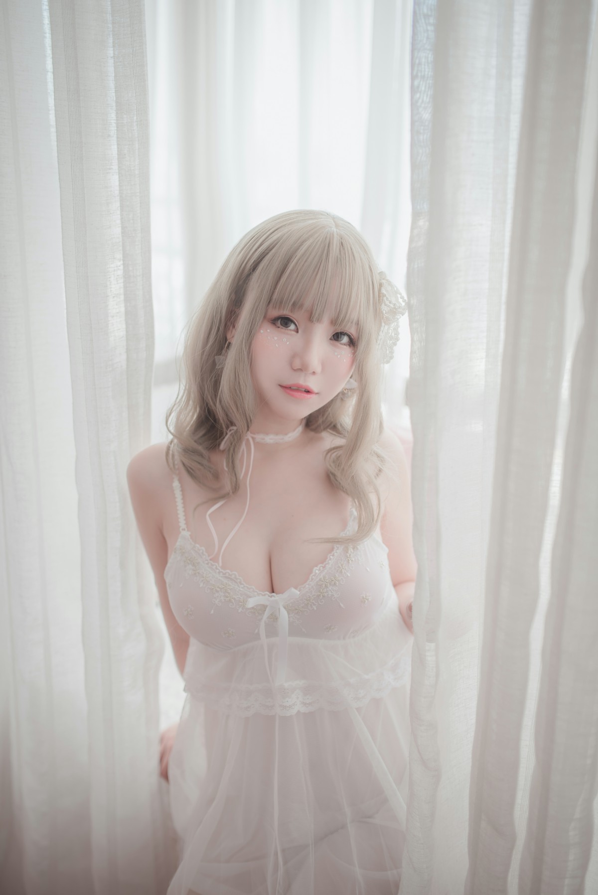 图片[11]-性感人气COSER Yoko宅夏Cos – 白色丝质连衣裙 – COSPLAY-御萝部落