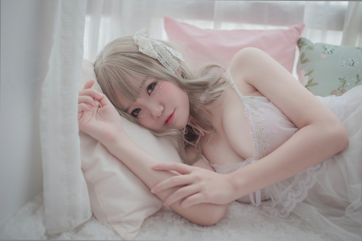 图片[17]-性感人气COSER Yoko宅夏Cos – 白色丝质连衣裙 – COSPLAY-御萝部落