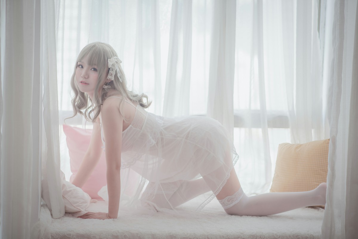 图片[19]-性感人气COSER Yoko宅夏Cos – 白色丝质连衣裙 – COSPLAY-御萝部落