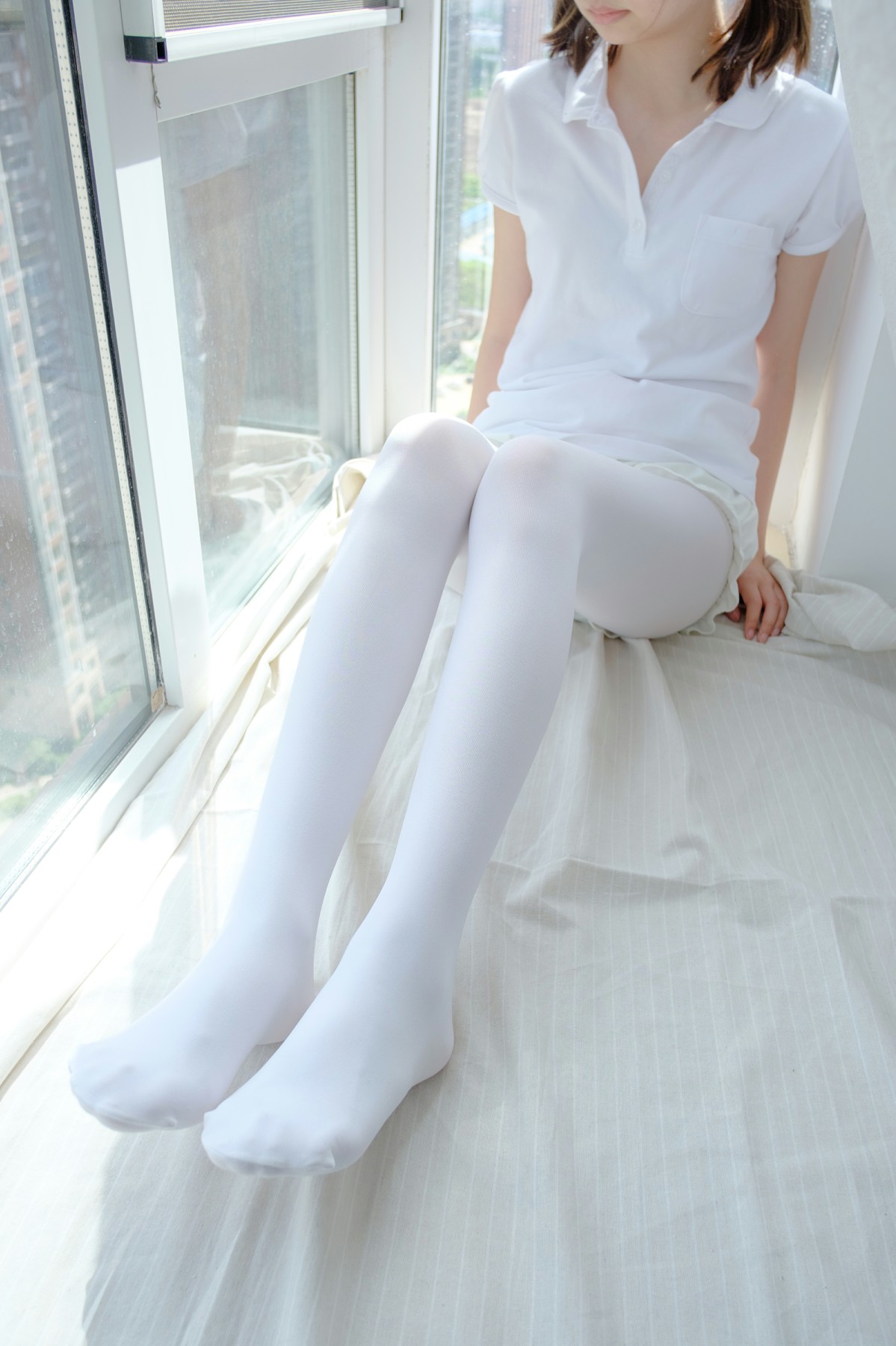 [森萝财团]R15-018窗台上的白丝少女 – COSPLAY-御萝部落